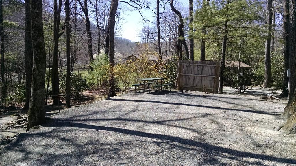 Linville Falls Campground, Rv Park, And Cabins Exterior photo